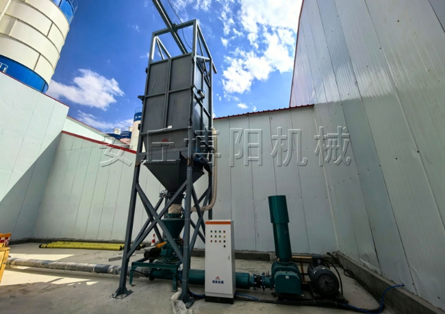水泥噸袋拆包機(jī)的優(yōu)勢(shì)有哪些？