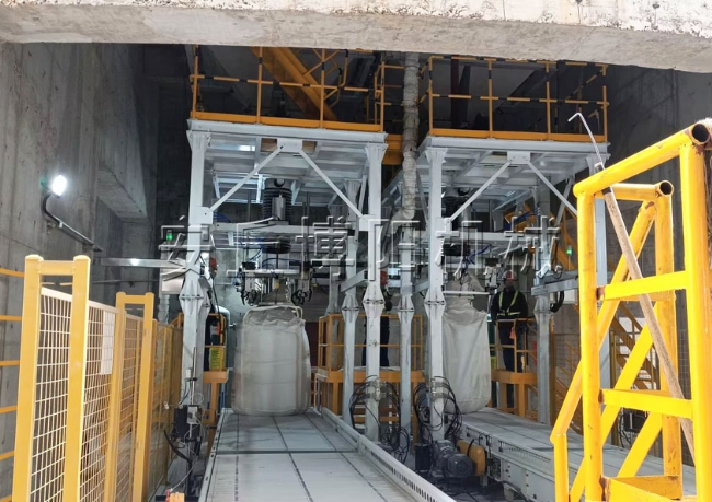 噸袋包裝機(jī)設(shè)備特點(diǎn)介紹  氧化鋁噸袋稱重包裝稱