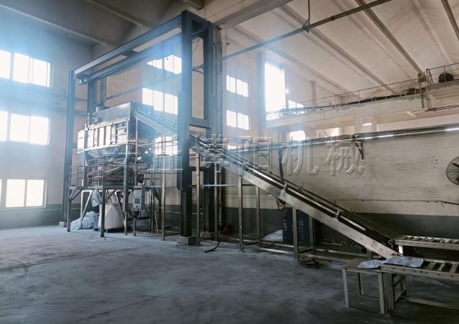 小蘇打自動拆包機(jī)現(xiàn)場   小袋拆包后可直接換成噸包